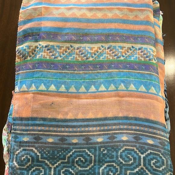 Women’s Lightweight Viscous Scarf/Wrap - Picture 4 of 4